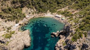 Vista aérea de la cala de Portixol desde el mar, Ibiza